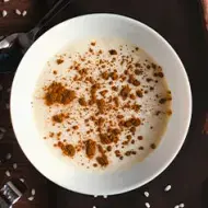 Una receta de arroz con leche tradicional, con canela espolvoreada. 