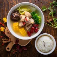 El caldo y el consomé de pollo son similares, pero el segundo no lleva verduras durante la cocción.