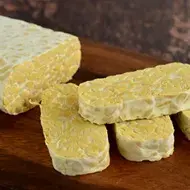 Tempeh, una carne vegetal, sobre una mesa de madera.