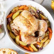 Es necesario deshuesar el pollo para rellenarlo Un pollo relleno, cocinado al horno después de deshuesar.