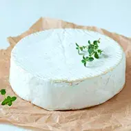 Empaque y bloque de queso vegano con tomillo