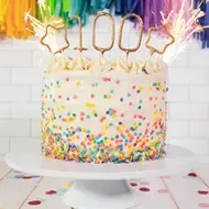 Torta de cumpleaños con chispas de colores y vela Torta de cumpleaños con chispas de colores y vela