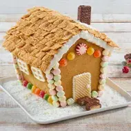 Casita de jengibre decorada diferentes dulces