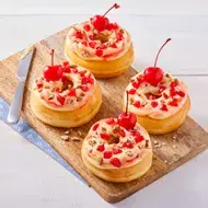 Donas decoradas con cerezas frescas  