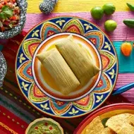 Los tamales son un plato común en los libros de cocina de América Latina Tamales sobre una mesa, un plato común en los libros de cocina de América Latina.