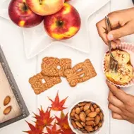 Persona comiendo postre de manzana asada con galletas 