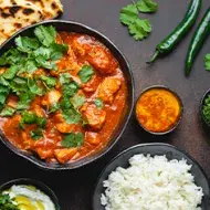 Plato de pollo y arroz receta con curry 