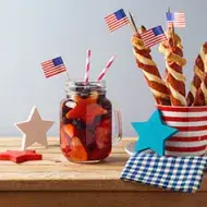 Salchichas y bebida con banderas comida típica de Estados Unidos Salchichas y bebida con banderas comida típica de Estados Unidos