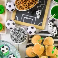 Mesa con snacks fáciles para ver fútbol.