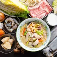 Variedad de mariscos y verduras para hacer caldo de pescado Variedad de mariscos y verduras para hacer caldo de pescado