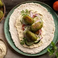 Falafel con verduras, tahini y pan pita, una comida libanesa tradicional. 