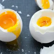 Una forma muy común de hacer huevos es cocidos en agua. Dos huevos cocidos, una forma de hacerlos con la que se puede jugar con la yema.