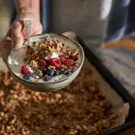 Plato con yogurt, frutas y granola 