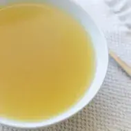 Un caldo de pollo.