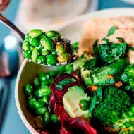 Bowl vegetariano con hummus, edamames y brócoli.