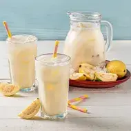 Jarra y vasos con bebida de guayaba 