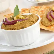 Una de las carnes que se pueden usar para el paté es la de pollo. Paté de pollo, servido con galletas para untar.