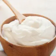 Cuenco de madera con yogurt griego de coco hecho en casa 