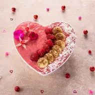 Bowl de granola con forma de corazón, desayuno para enamorar en San Valentín