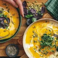 Tres tazones de sopa fría decorados con hierbas frescas 