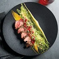  Carne Kobe con verduras y mostaza 