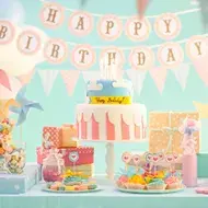 Celebración de cumpleaños con variedad de postres en una mesa de dulces