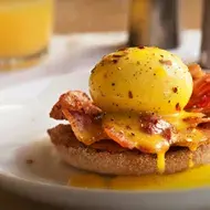 Receta de tocino con huevo y tostadas al desayuno