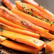 Zanahorias en tiras hechas con cortador de verduras   