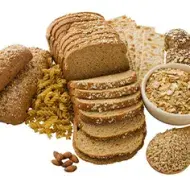 Diferentes tipos de pan integral casero con granos y cereales 