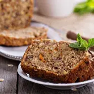 Porción de postre de ponqué de zanahoria sin azúcar