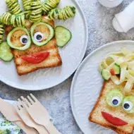 Sándwich decorado con pasta y verdura, comida para fiesta infantil