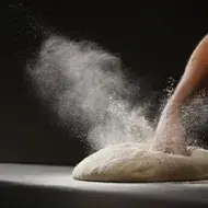 Tipos de masa en repostería, persona amasando