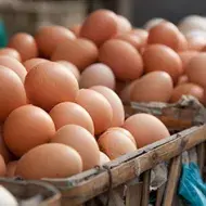 Huevos en un mercado local, sustitutos de huevo