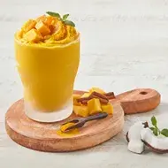  Leche dorada con endulzante de coco y fruta, una bebida tradicional de la India. 