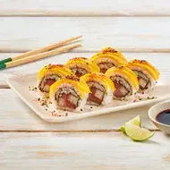 Sushi con surimi, salsa de soya y palitos chinos