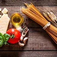 Queso parmesano con tomate, albahaca y pasta, ingredientes italianos 