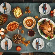 Mesa con diversos platos y recetas con pavo