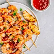 Camarones y langostinos al ajillo, tipos de mariscos en pincho con salsa
