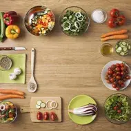 Mise en place con ingredientes, tabla de cortar, cuchillos y aceites