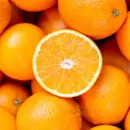 Propiedades de la naranja, frutas enteras y partida