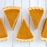 Unas tortas de zanahoria siendo un ejemplo de postres sin lactosa