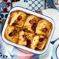 Budín de pan con cerezas, hecho con pan duro y reutilizado