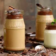 Tres tipos de mousse en vaso con una cuchara y chocolate espolvoreado