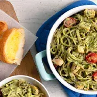 Pasta pesto con tomate cherry y queso, acompañado de pan tostado con mantequilla