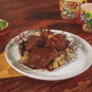 Carne, papas y verduras, una receta cocinada en papel aluminio