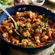 Curry de lentejas y verduras con condimentos y hierbas aromáticos