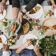 Mesa con variedad de platos y comida para una fiesta eco-friendly