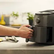 Retirar canasta para limpiar freidora de aire