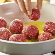 Sartén con poco aceite para freír albóndigas