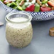 Bebida con semillas de amapola acompañada de una ensalada fresca